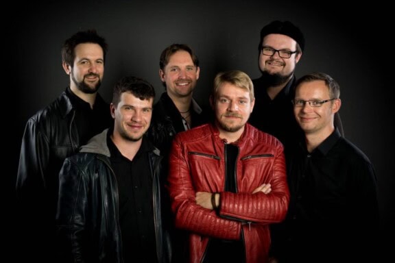 Gruppenfoto beim Familienfest Goldener Reiter mit Musikern und Familien.