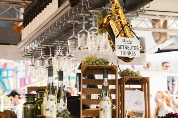 Getränkestand beim Familienfest Goldener Reiter mit Wein, Sekt und Trauben.