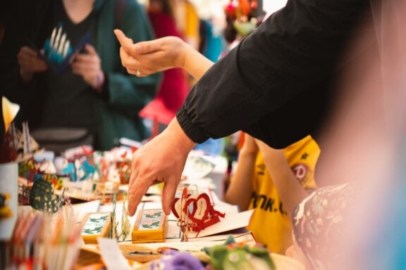 Familienfest mit bunten Aktivitäten und Spielen für Kinder und Familien.