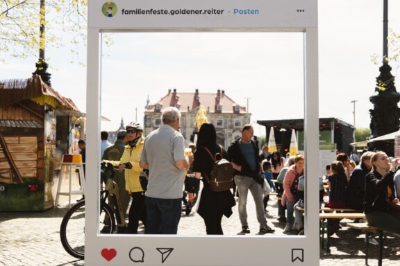Familienfest Goldener Reiter mit Besuchern und Festzelt.