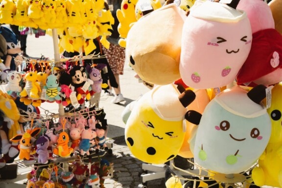 Bunte Plüschtiere und Souvenirs beim Familienfest in Dresden.