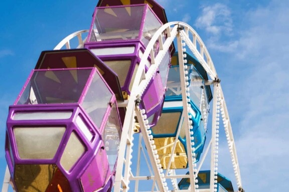 Riesenrad beim Familienfest Goldener Reiter mit blauen Himmel.