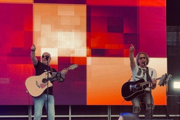 Mit zweistimmigem Gesang und live gespielten Gitarren und Keyboards präsentiert die Band mit viel Leidenschaft und Spielfreude einen Mix aus bekannten, aber auch selten gehörten Songs.